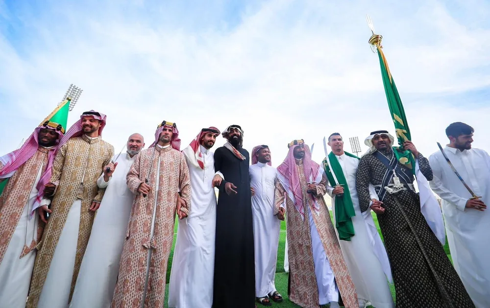 Ronaldo nhập gia tùy tục, vui vẻ cùng các đồng đội mới tại Al Nassr. Ảnh: GETTY