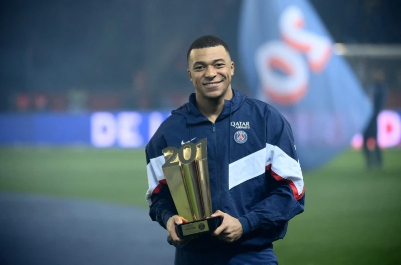 Chiếc cúp ghi dấu ấn bàn thắng thứ 201 của Mbappe. Ảnh: GETTY