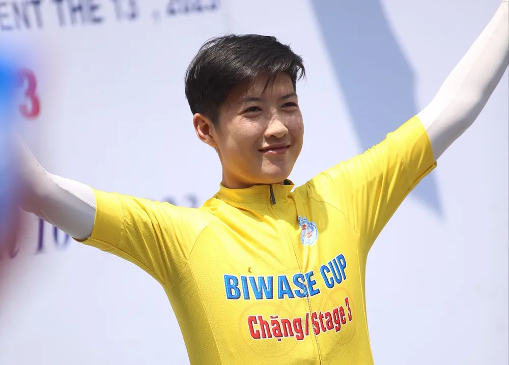 Somrat Phetdarin giữ áo vàng sau 3 chặng. Ảnh: PHẠM HUY Somrat Phetdarin giữ áo vàng sau 3 chặng. Ảnh: PHẠM HUY