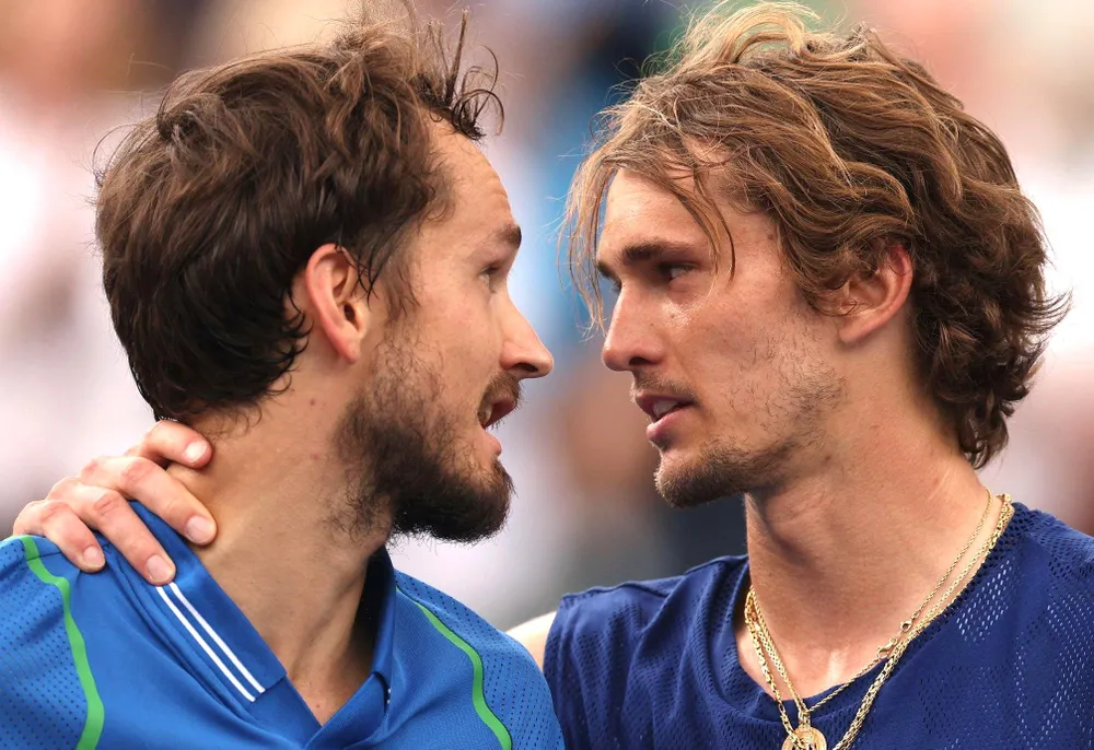 Medvedev nhận sự động viên của "bại tướng" Zverev. Ảnh: GETTY Medvedev nhận sự động viên của "bại tướng" Zverev. Ảnh: GETTY