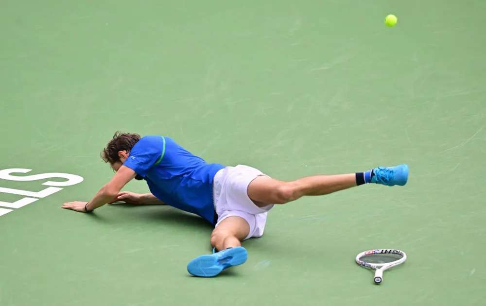 Tay vợt Nga ngã sóng xoài trong trận đấu vòng 4. Ảnh: GETTY Tay vợt Nga ngã sóng xoài trong trận đấu vòng 4. Ảnh: GETTY