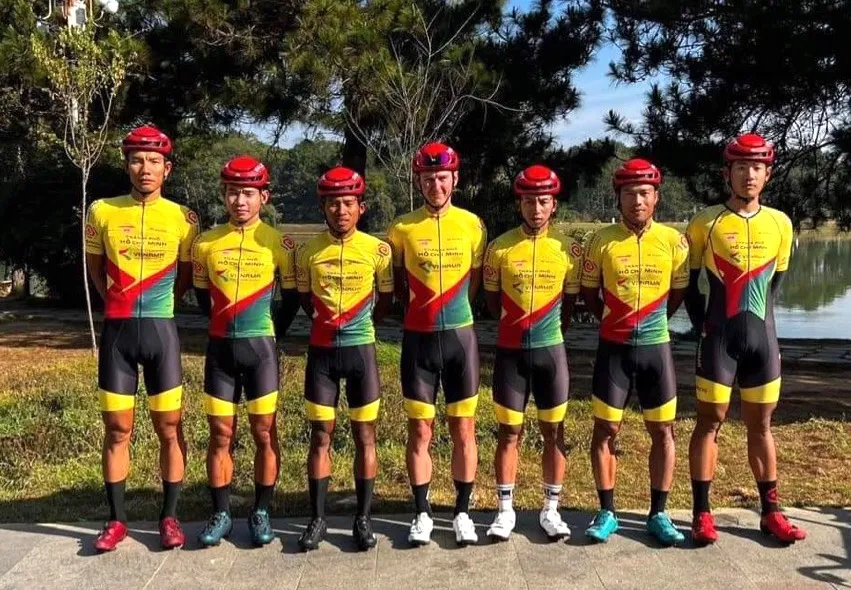 Trần Lê Minh Tuấn (thứ 3 từ trái) đứng cạnh Igor Frolov trong màu áo mới TP.HCM Vinama. Ảnh: BÌNH CHUNG