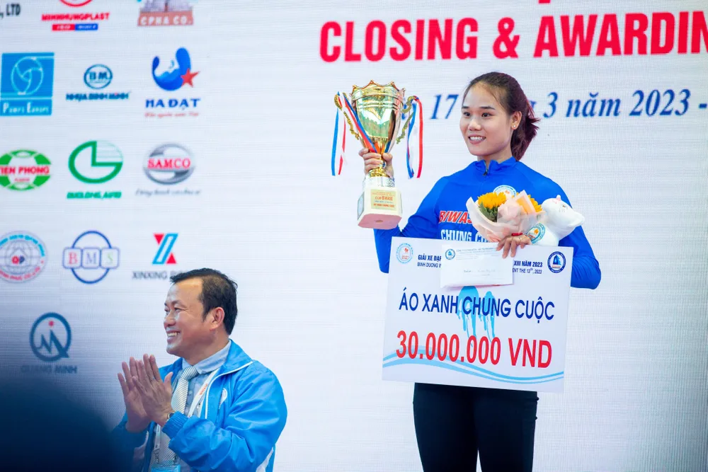 Bùi Thị Quỳnh nhận giải áo xanh chung cuộc. Bùi Thị Quỳnh nhận giải áo xanh chung cuộc.