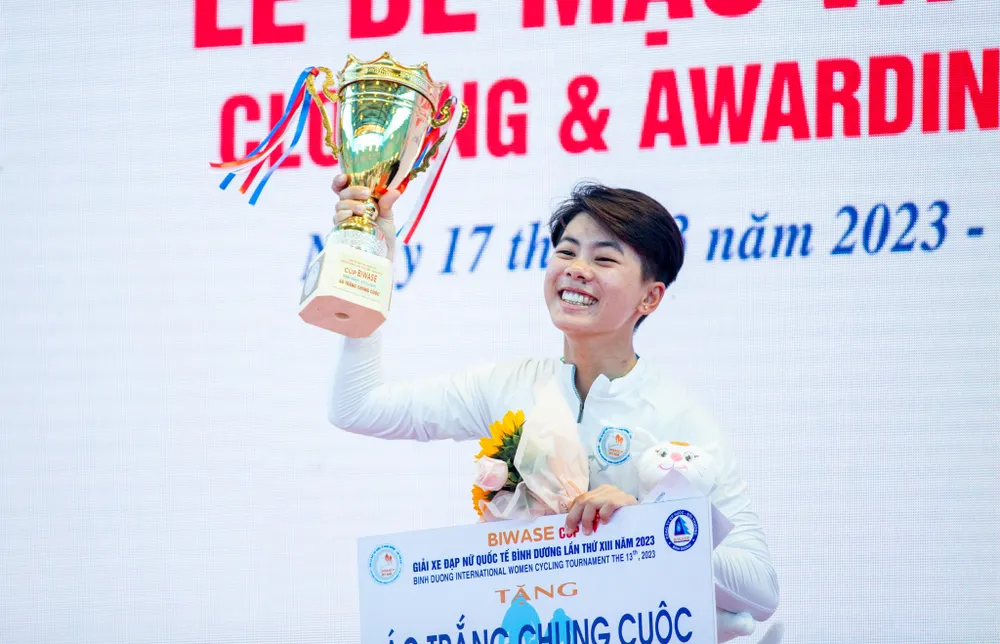 Tay đua Lâm Thị Thùy Dung giành giải Tay đua trẻ xuất sắc nhất. Tay đua Lâm Thị Thùy Dung giành giải Tay đua trẻ xuất sắc nhất.