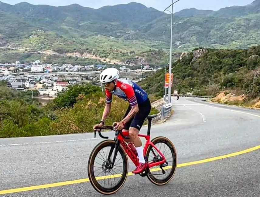 Tay đua người Tây Ban Nha có sở trường trên các cung đường đèo. ẢNH: NVCC Tay đua người Tây Ban Nha có sở trường trên các cung đường đèo. ẢNH: NVCC