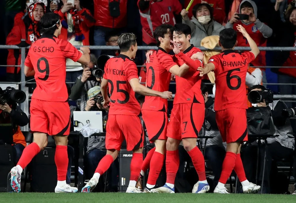 Son (7) và các đồng đội ăn mừng bàn thắng. Ảnh: GETTY
