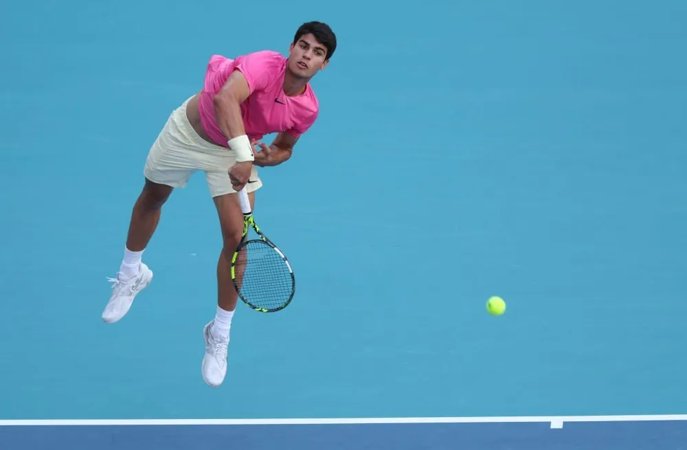 Tay vợt số 1 thế giới thể hiện uy lực trong các cú giao bóng. Ảnh: GETTY