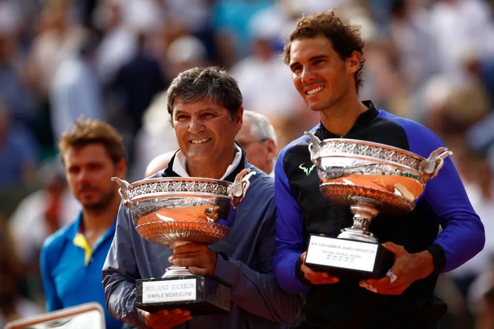 HLV Toni (trái) tiết lộ hai giải đấu Pháp mở rộng hoặc Madrid mở rộng có thể là nơi Nadal sẽ đưa ra quyết định treo vợt. Ảnh: GETTY