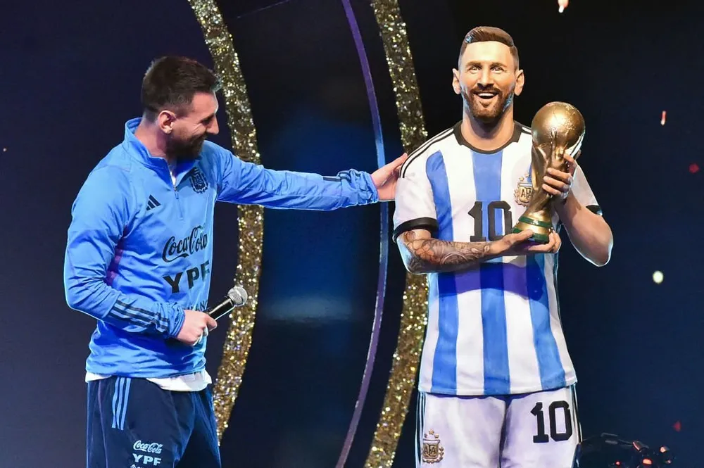 Messi thích thú với phiên bản tượng, được tạc từ kích thước thật của chính mình. Ảnh: GETTY