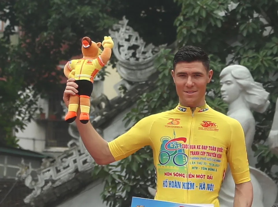 Ngoại binh người Nga Petr Rikunov tạm chiếm áo vàng sau chặng 1. Ảnh: PHẠM HUY