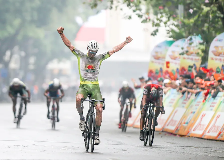 Rikunov ăn mừng chiến thắng tại mức đến sau 53 phút 47 giây tranh tài. Ảnh: PHẠM HUY