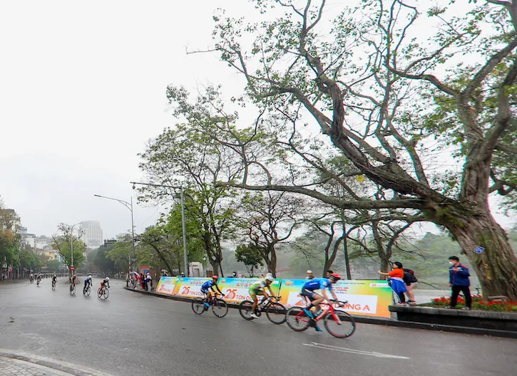 Tiết trời Hà Nội dịu mát như ủng hộ cho các tay đua ở chặng khai mạc. Ảnh: PHẠM HUY