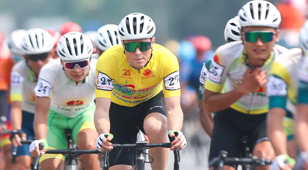 Tay đua Petr Rikunov giữ áo vàng và áo xanh sau 2 chặng. Ảnh: PHẠM HUY