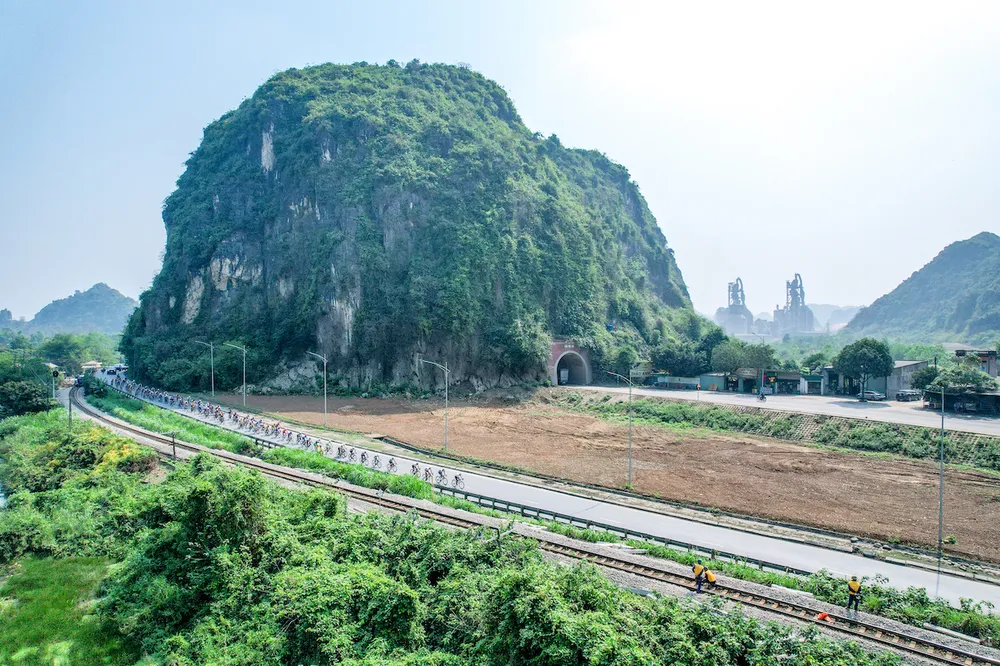 Đoàn đua tiến vào địa phận tỉnh Thanh Hóa.