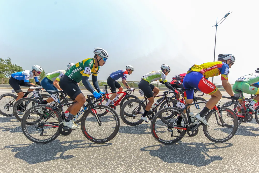 Tuấn Kiệt được đồng đội Loic Desriac hỗ trợ tạo tốc độ...