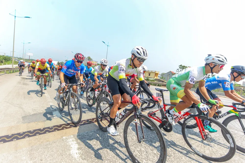 Các tay đua di chuyển hơn 50 km trước khi xuất phát chính thức.