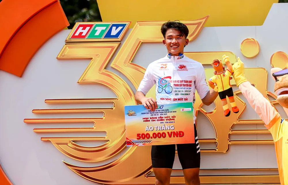 Phạm Lê Xuân Lộc (Quân khu 7) bảo vệ cú đúp áo trắng và áo cam.