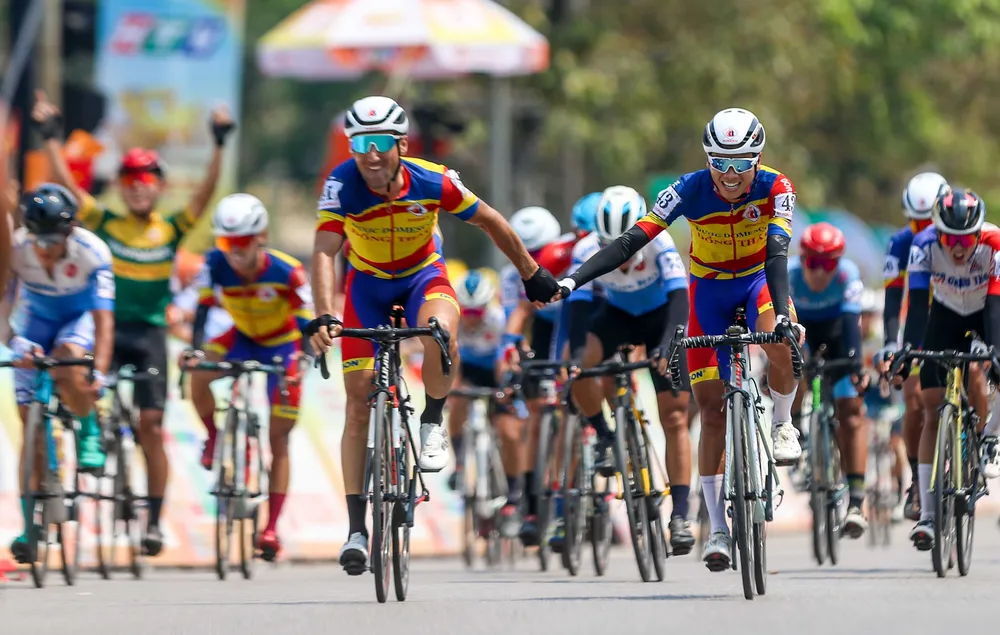 Cựu vương Loic Desriac và Phan Hoàng Thái sau pha tạo tốc độ, đưa Tuấn Kiệt về đích và giành chiến thắng.