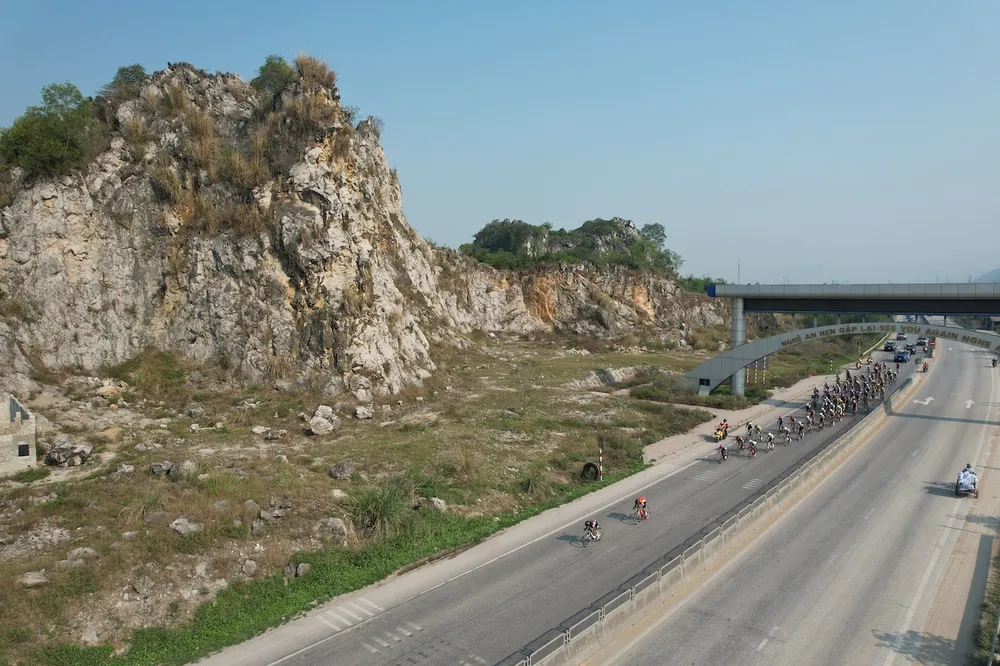 Các tay đua tăng tốc khi đi qua cổng chào Nghệ An.