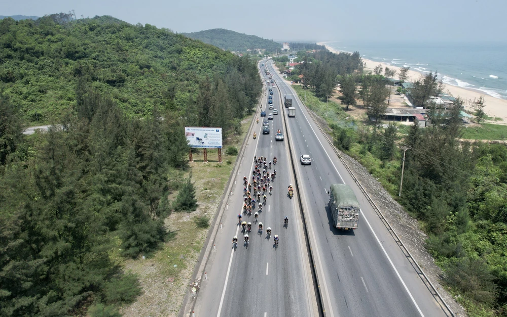 Đoàn đua tiến về TP Đồng Hới. Ảnh: PHẠM HUY