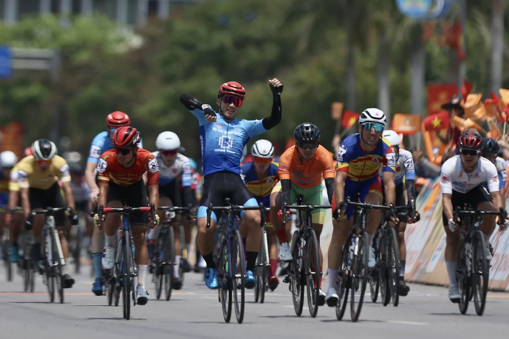 Nguyễn Văn Bình ăn mừng chiến thắng tại Đồng Hới. Ảnh: PHẠM HUY