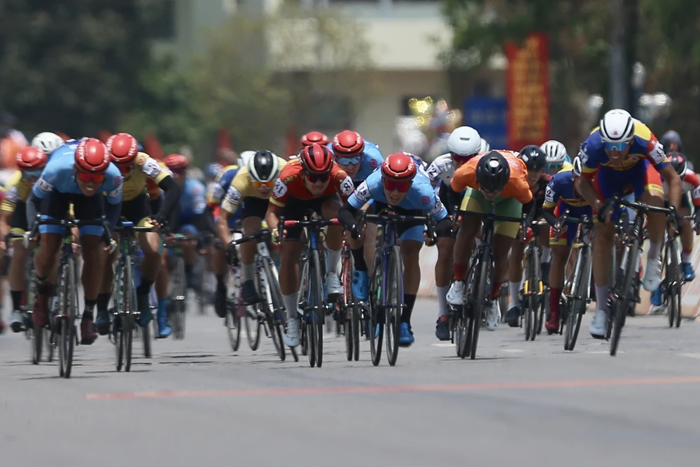 Các tay đua tung nước rút tại mức đến chặng 4. Ảnh: PHẠM HUY