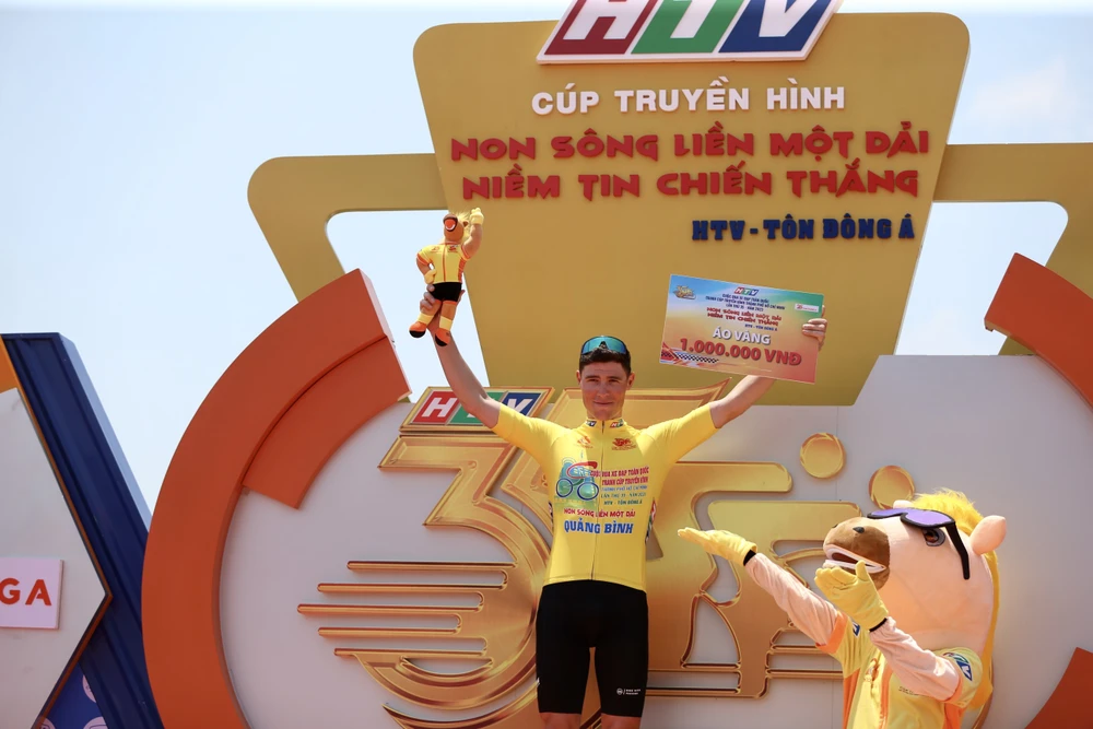 Áo vàng Petr Rikonov. Ảnh: PHẠM HUY