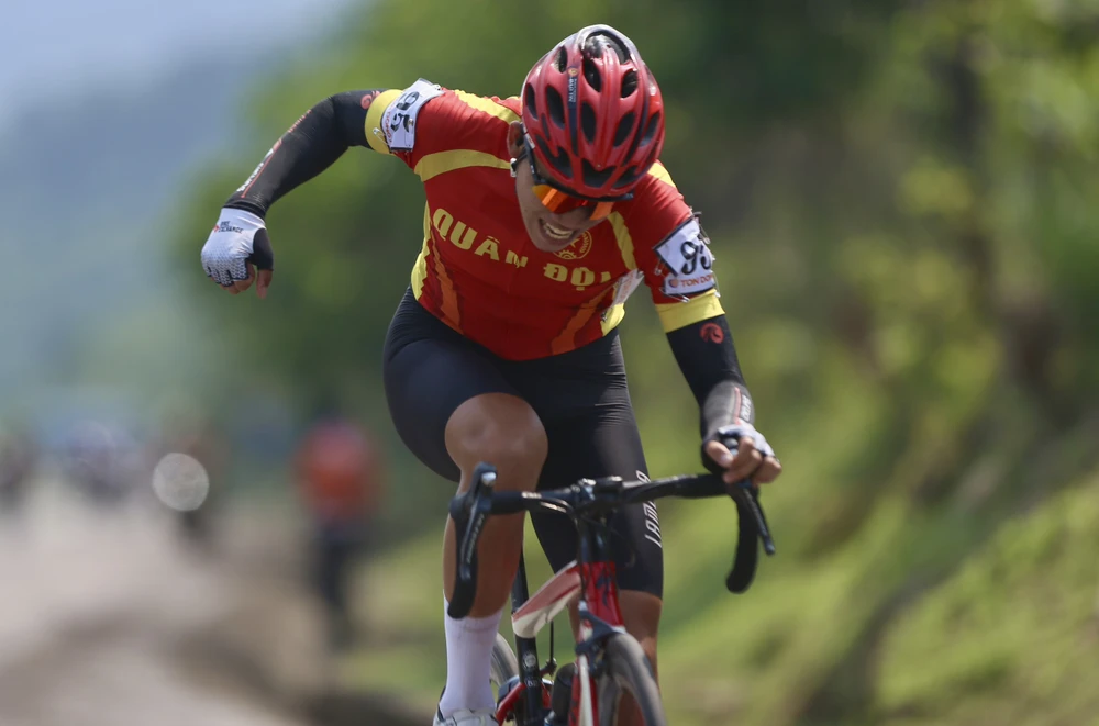 Phan Hoàng Bảo Tín (Quân đội) ăn mừng chiến thắng trên đỉnh đèo Ngang giành áo chấm đỏ.