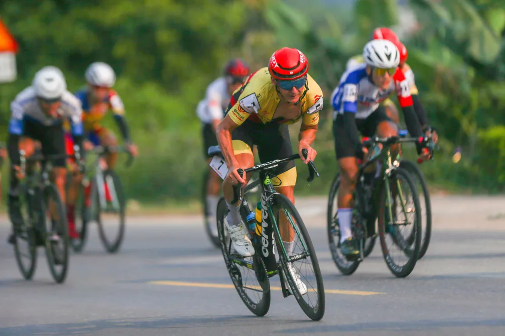 Đương kim áo vàng Igor Frolov bị rơi lại đoàn đông phía sau.