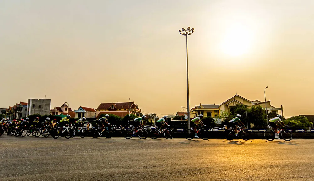 Đoàn đua rời TP Đồng Hới hướng về mức đến TP Huế.