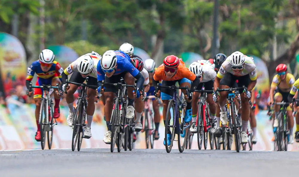 Trần Tuấn Kiệt (áo xanh) giành hạng 3 củng cố thêm điểm giải thưởng áo xanh.