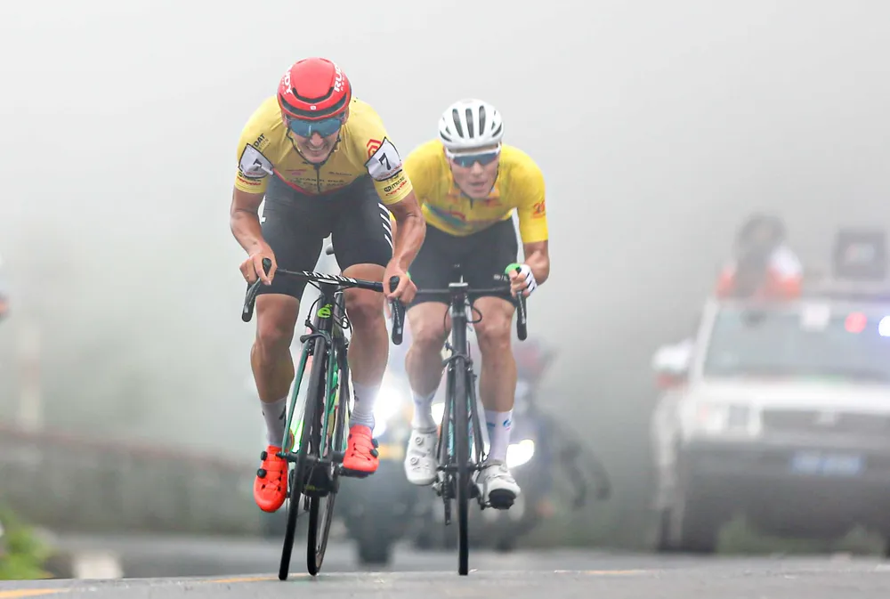 Igor Frolov chỉ vượt qua được Petr Rikunov trên đỉnh đèo Hải Vân để giành áo chấm đỏ.