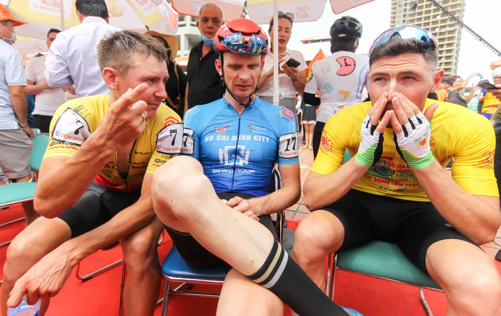 &quot;Hội đồng hương Nga&quot; tại Cúp Truyền Hình 2023 tranh thủ &quot;tám&quot; trước giờ trao thưởng.