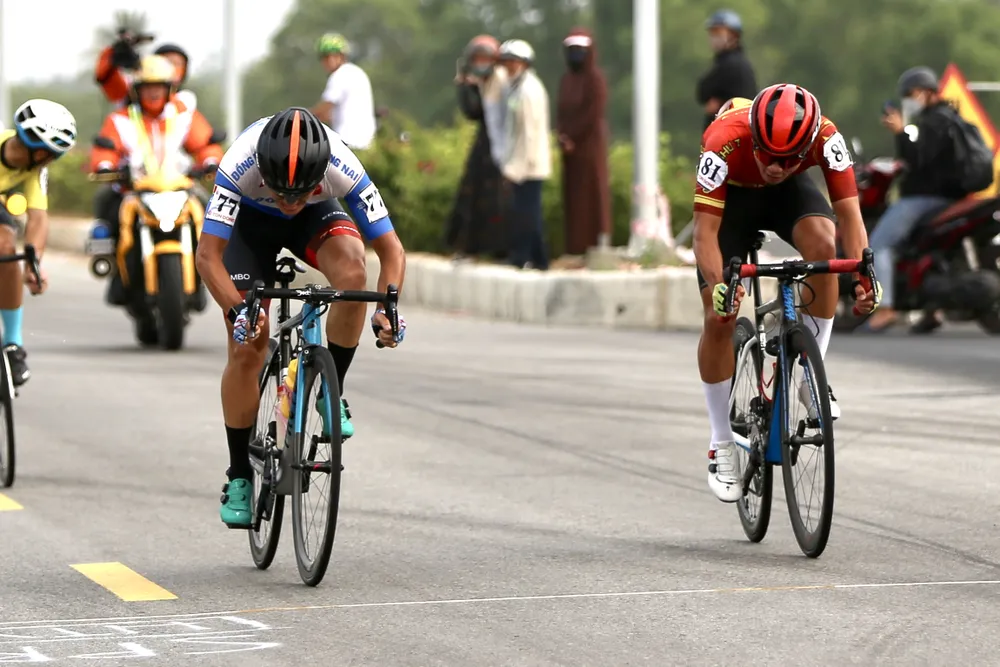 Tay đua người Mông Cổ Basankhuu (Đồng Nai) rút thắng sprint chặng 8. Ảnh: PHẠM HUY Tay đua người Mông Cổ Basankhuu (Đồng Nai) rút thắng sprint chặng 8. Ảnh: PHẠM HUY