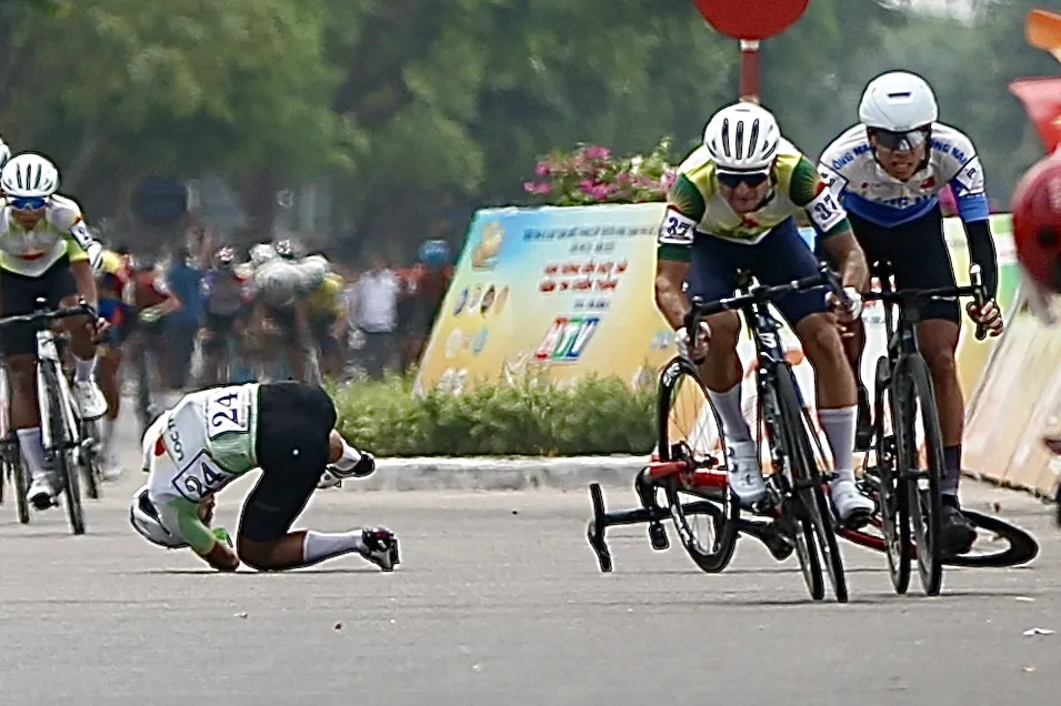 Tay đua Quàng Văn Cường té ngã trước mức đến chặng 8. Ảnh: PHẠM HUY Tay đua Quàng Văn Cường té ngã trước mức đến chặng 8. Ảnh: PHẠM HUY