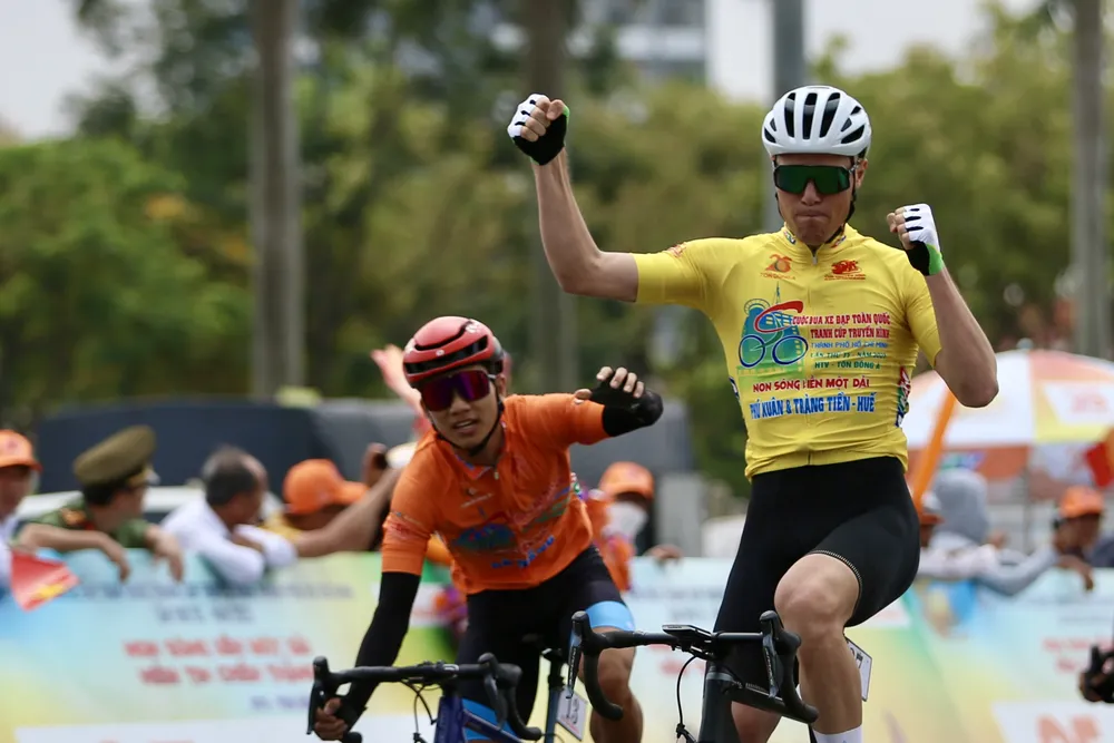 Tay đua Nguyễn Văn Bình (trái) chính thức đoạt áo cam trong khi Petr Rikunov có chiến thắng thứ 4 bảo toàn danh hiệu áo vàng sau 8 chặng. Ảnh: PHẠM HUY Tay đua Nguyễn Văn Bình (trái) chính thức đoạt áo cam trong khi Petr Rikunov có chiến thắng thứ 4 bảo toàn danh hiệu áo vàng sau 8 chặng. Ảnh: PHẠM HUY