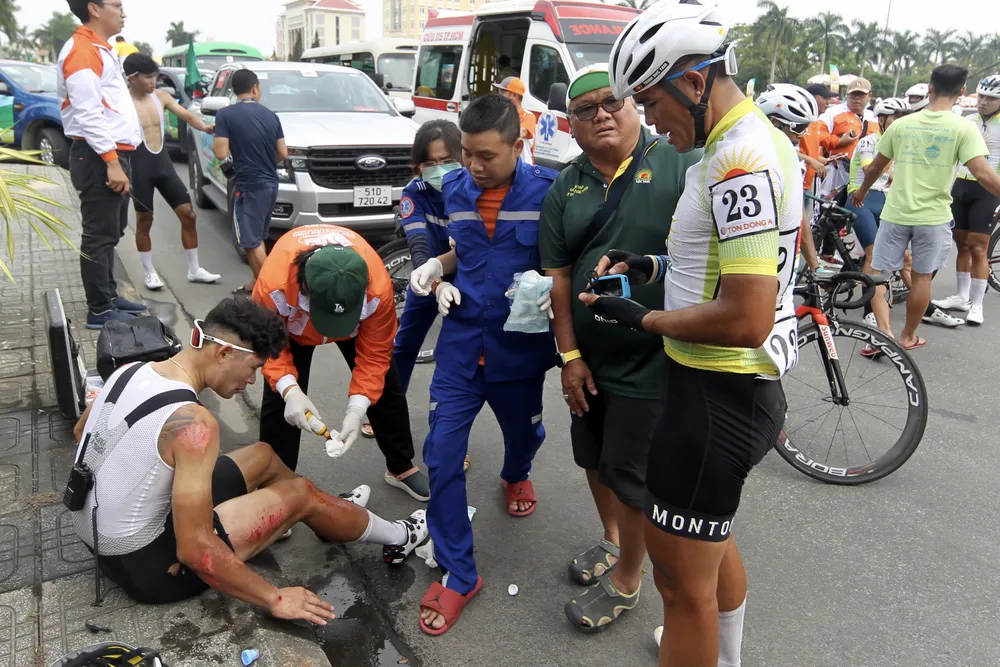 Tay đua của Tập đoàn Lộc Trời được chăm sóc y tế. Ảnh: PHẠM HUY Tay đua của Tập đoàn Lộc Trời được chăm sóc y tế. Ảnh: PHẠM HUY
