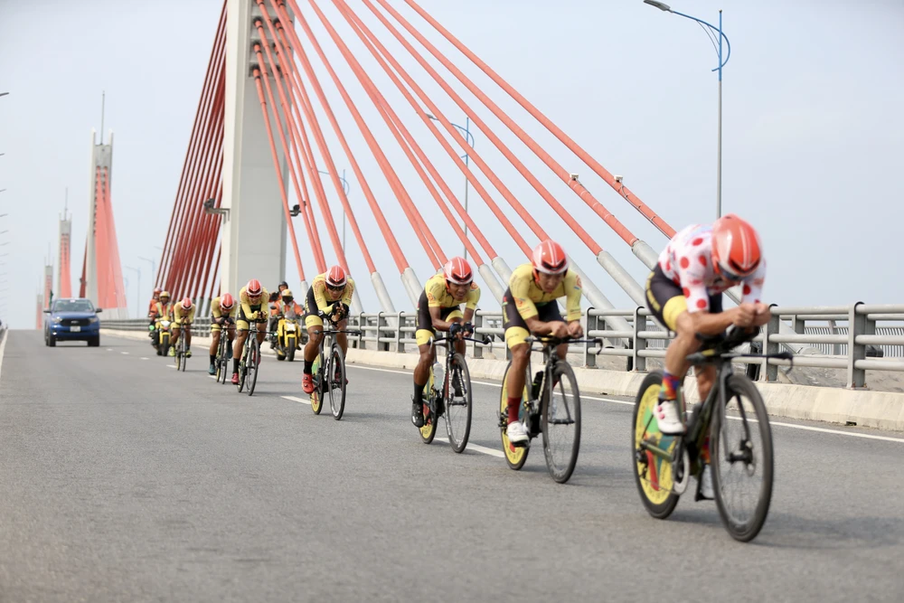 Áo chấm đỏ Igor Frolov và các đồng đội TP.HCM Vinama đổ dốc cầu Cổ Lũy. Ảnh: PHẠM HUY