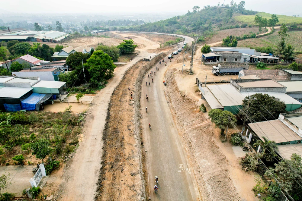 Các tay đua trải qua nhiều đoạn đường xấu ở chặng 11.