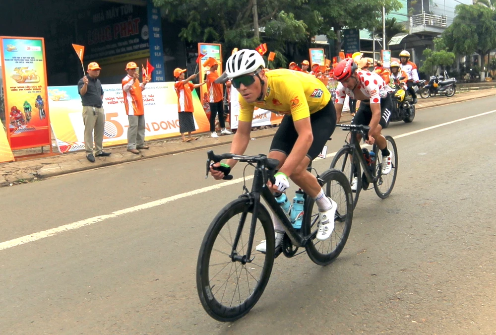 Cú nhấn bàn đạp quyết định, giúp Petr Rikunov loại bỏ Frolov giành chiến thắng thứ 5 tại TP Pleiku. Ảnh: PHẠM HUY