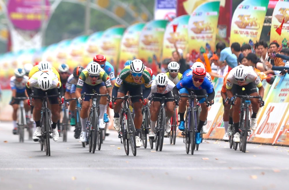 ...bị đoàn đông bắt kịp gần vạch đích.