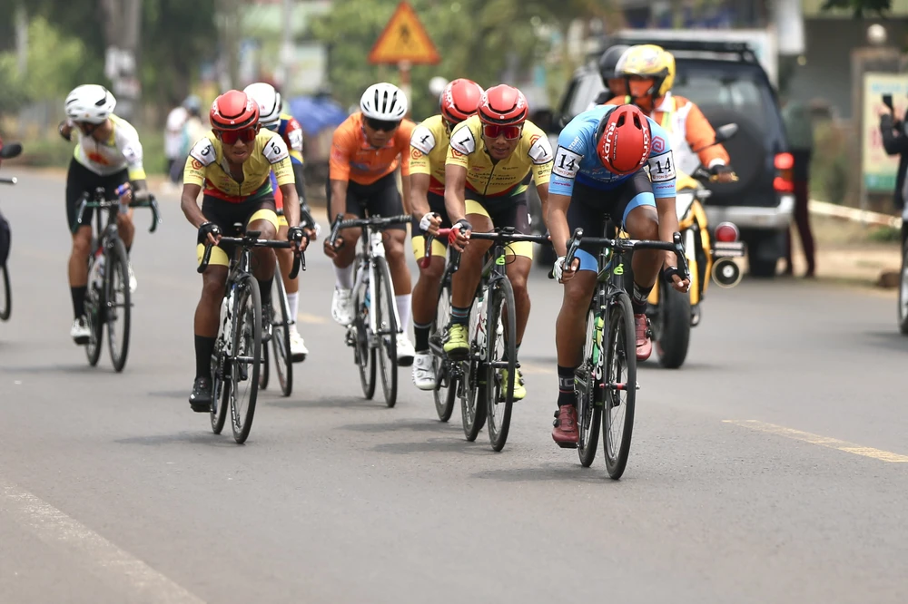 Các tay đua TP.HCM Vinama tổ chức tách tốp trong khi Lê Ngọc Sơn quay tìm đồng đội.