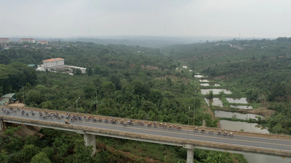 Đoàn đua qua cầu hướng về TP Buôn Ma Thuột.