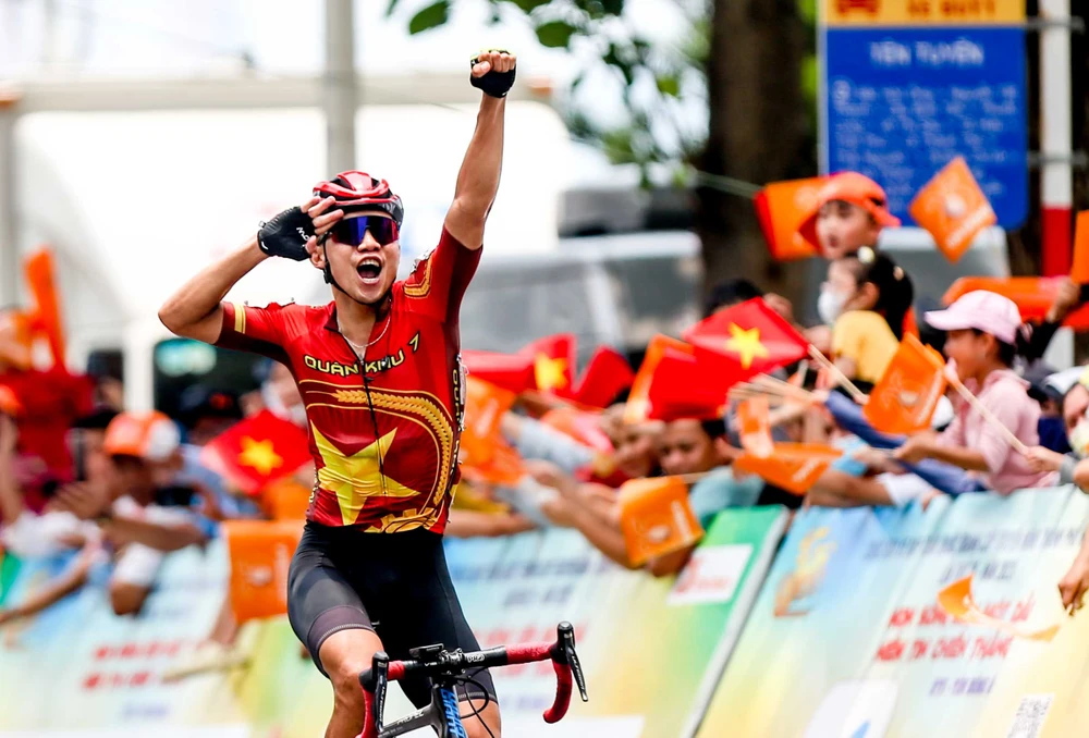 ...cùng kiểu chào quen thuộc của tay đua áo lính.