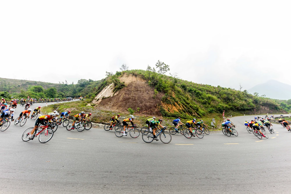 Các tay đua đổ đèo.