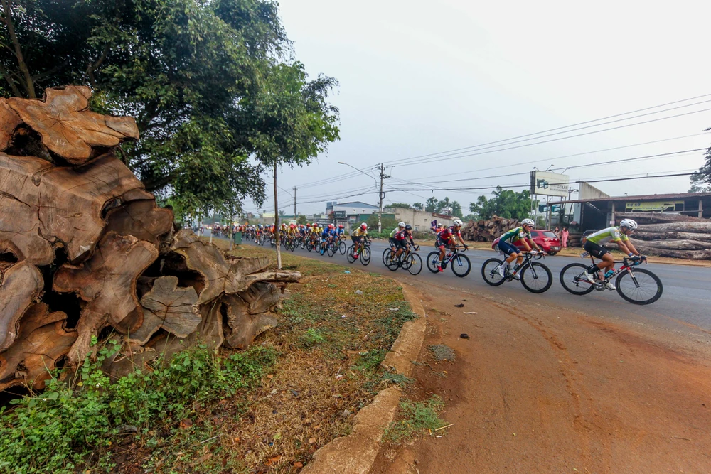 Đoàn đua rời TP Buôn Ma Thuột ở chặng 13. Ảnh: PHẠM HUY