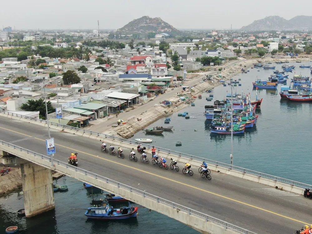 Tốp đầu qua cầu Ninh Chữ tiến về mức đến. Áo vàng Rikunov rút lơi chân, nhường chiến thắng chặng 14 cho đồng đội Roman Maikin.