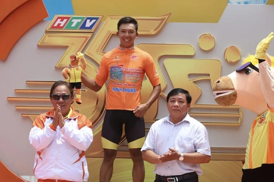 Sau chặng 14, áo cam là danh hiệu cá nhân duy nhất đổi chủ và thuộc về tay đua TP.HCM Vinama Nguyễn Thắng.