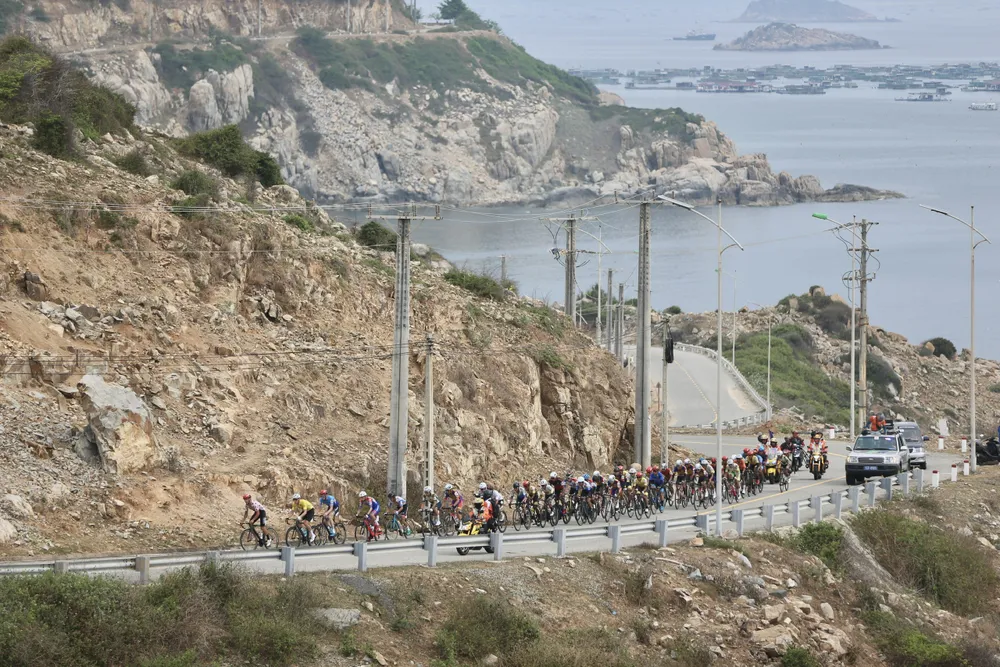 Đoàn đông bắt đầu tăng tốc vượt đèo Vĩnh Hy.