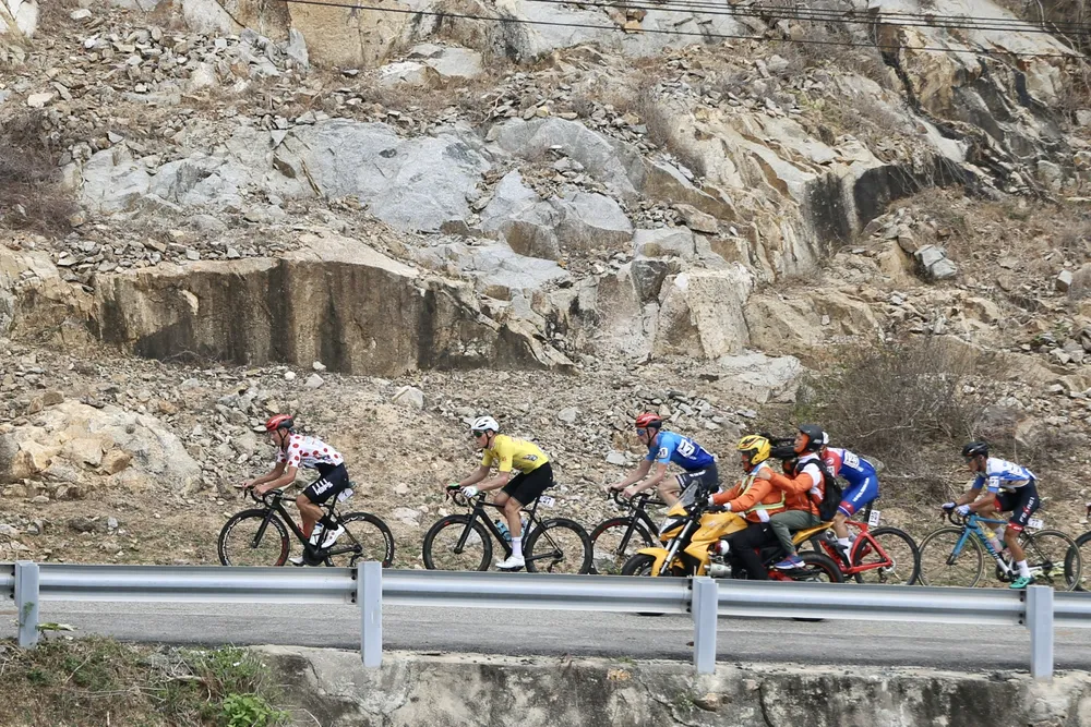 Các ngoại binh tiếp tục khẳng định khả năng đi đèo vượt trội so với các tay đua Việt Nam. Ảnh: PHẠM HUY